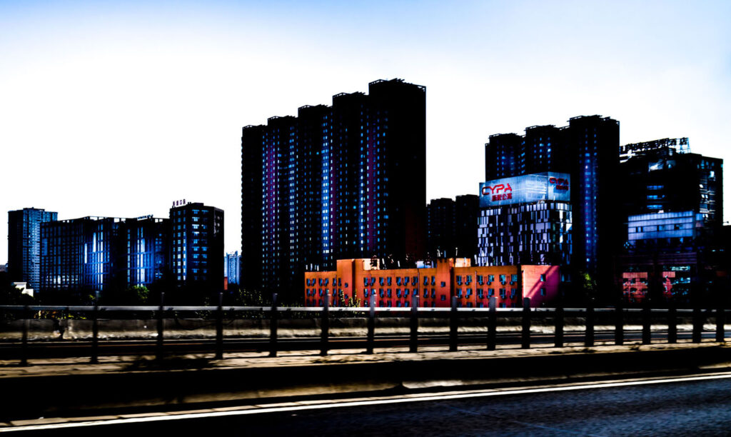 Série de photos urbaines à Pékin, par la fenêtre de la voiture, paysage défilant.