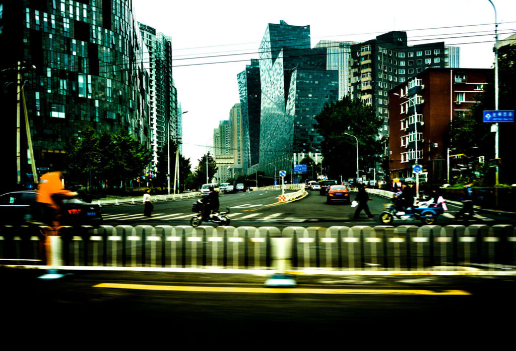 Série de photos urbaines à Pékin, par la fenêtre de la voiture, paysage défilant.