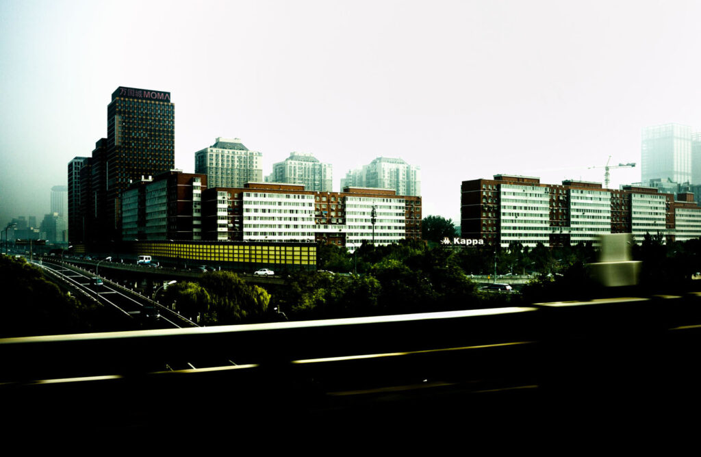 Série de photos urbaines à Pékin, par la fenêtre de la voiture, paysage défilant.